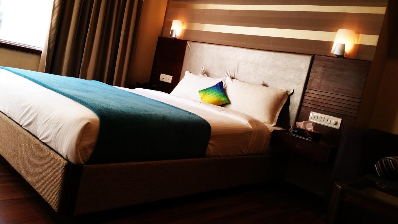 Hotel Qualia Suites At Delhi Airport Ню Делхи Екстериор снимка